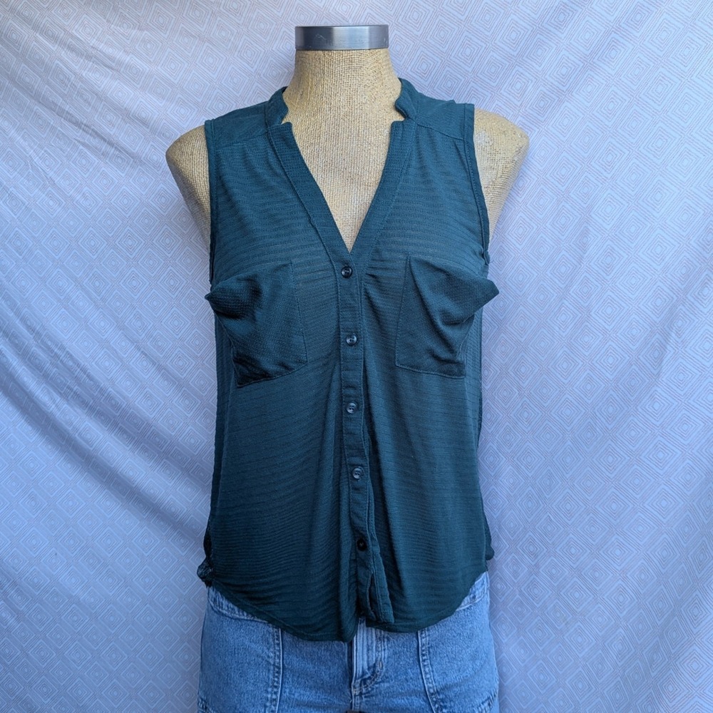 BKE Sleeveless Blouse Women Small Green Excellent Lace Back Button Front Boho